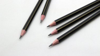 Beyaz arka plana yazmak için siyah tahta kalem