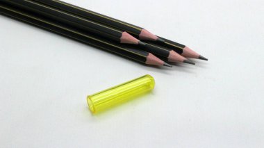 Beyaz arka plana yazmak için siyah tahta kalem