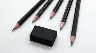 Beyaz arka plana yazmak için siyah tahta kalem