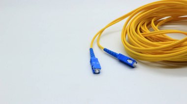 Beyaz arkaplanda izole edilmiş ağ ve veri iletişimi için bağlantıları olan sarı fiber optik kablo