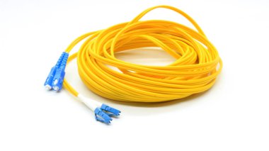 Beyaz arkaplanda izole edilmiş ağ ve veri iletişimi için bağlantıları olan sarı fiber optik kablo