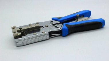 Beyaz arkaplanda izole edilmiş ağ kurulumu için LAN kablo klemp aracı ve RJ45 bağlantı aracı.