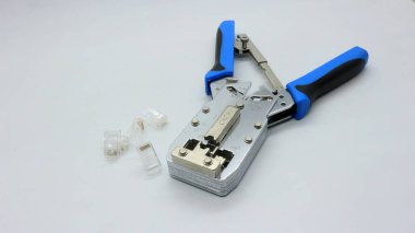 Beyaz arkaplanda izole edilmiş ağ kurulumu için LAN kablo klemp aracı ve RJ45 bağlantı aracı.