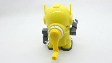 Beyaz arka planda izole edilmiş okul için sarı robot şekilli kalem açacağı.