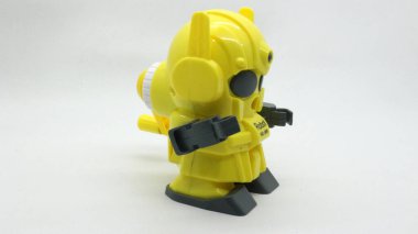 Beyaz arka planda izole edilmiş okul için sarı robot şekilli kalem açacağı.