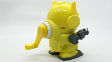 Beyaz arka planda izole edilmiş okul için sarı robot şekilli kalem açacağı.