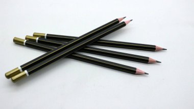 Beyaz arka plana yazmak için siyah tahta kalem