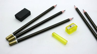 Beyaz arka planda yazmak için bileyicili siyah tahta kalem.