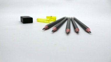 Beyaz arka planda yazmak için bileyicili siyah tahta kalem.