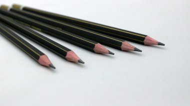 Beyaz arka plana yazmak için siyah tahta kalem