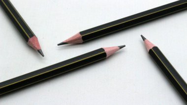 Beyaz arka plana yazmak için siyah tahta kalem