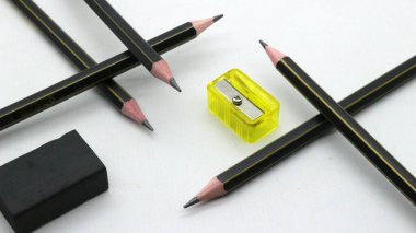 Beyaz arka planda yazmak için bileyicili siyah tahta kalem.