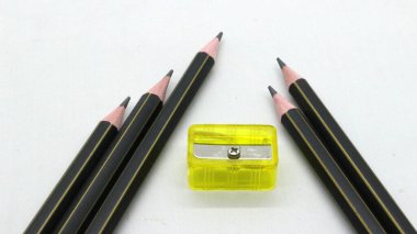 Beyaz arka planda yazmak için bileyicili siyah tahta kalem.