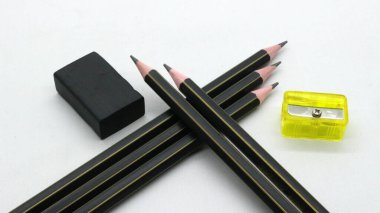 Beyaz arka planda yazmak için bileyicili siyah tahta kalem.