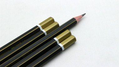 Beyaz arka plana yazmak için siyah tahta kalem