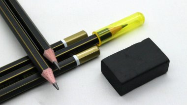 Beyaz arka plana yazmak için siyah tahta kalem