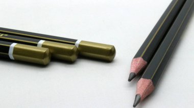 Beyaz arka plana yazmak için siyah tahta kalem