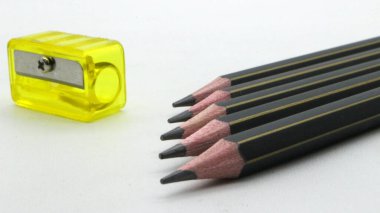 Beyaz arka planda yazmak için bileyicili siyah tahta kalem.