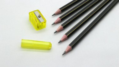 Beyaz arka planda yazmak için bileyicili siyah tahta kalem.