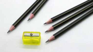 Beyaz arka planda yazmak için bileyicili siyah tahta kalem.