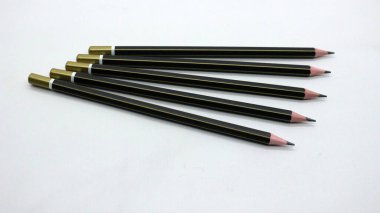 Beyaz arka plana yazmak için siyah tahta kalem