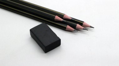 Beyaz arka plana yazmak için siyah tahta kalem