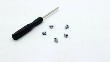 Onarım ve bakım için metal cıvatalı küçük tornavida beyaz arka planda izole edildi