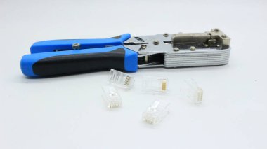 Beyaz arkaplanda izole edilmiş ağ kurulumu için LAN kablo klemp aracı ve RJ45 bağlantı aracı
