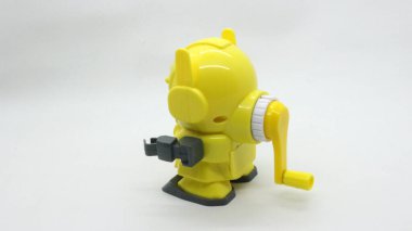 Beyaz arka planda izole edilmiş okul için sarı robot şekilli kalem açacağı