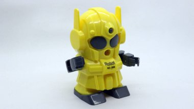 Beyaz arka planda izole edilmiş okul için sarı robot şekilli kalem açacağı