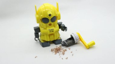 Beyaz arka planda izole edilmiş okul için sarı robot şekilli kalem açacağı