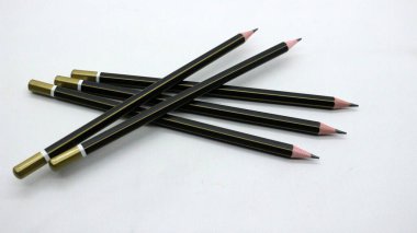 Beyaz arka plana yazmak için siyah tahta kalem