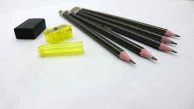 Beyaz arka planda yazmak için bileyicili siyah tahta kalem.