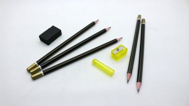 Beyaz arka planda yazmak için bileyicili siyah tahta kalem.