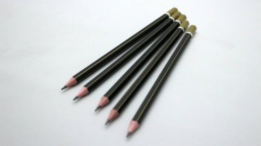 Beyaz arka plana yazmak için siyah tahta kalem