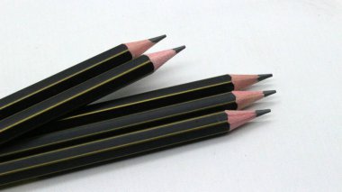 Beyaz arka plana yazmak için siyah tahta kalem