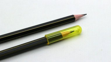 Beyaz arka plana yazmak için siyah tahta kalem