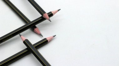 Beyaz arka plana yazmak için siyah tahta kalem