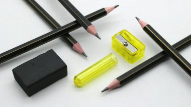 Beyaz arka planda yazmak için bileyicili siyah tahta kalem.