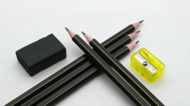 Beyaz arka planda yazmak için bileyicili siyah tahta kalem.