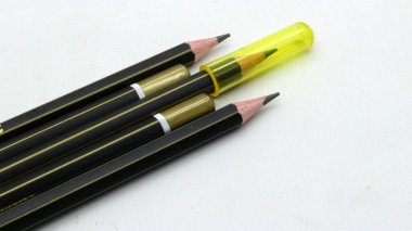 Beyaz arka plana yazmak için siyah tahta kalem