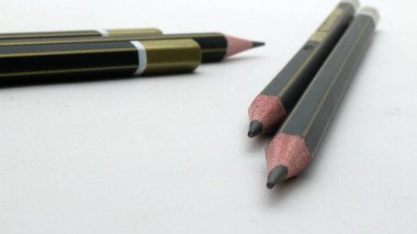 Beyaz arka plana yazmak için siyah tahta kalem