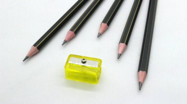 Beyaz arka planda yazmak için bileyicili siyah tahta kalem.