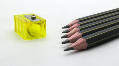 Beyaz arka planda yazmak için bileyicili siyah tahta kalem.