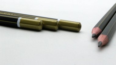 Beyaz arka plana yazmak için siyah tahta kalem