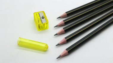 Beyaz arka planda yazmak için bileyicili siyah tahta kalem.