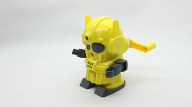 Beyaz arka planda izole edilmiş okul için sarı robot şekilli kalem açacağı