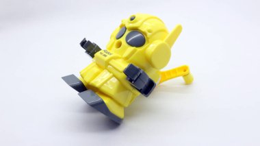 Beyaz arka planda izole edilmiş okul için sarı robot şekilli kalem açacağı