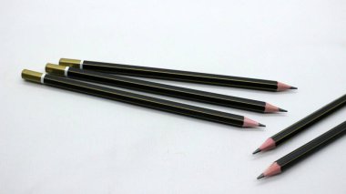 Beyaz arka plana yazmak için siyah tahta kalem