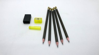 Beyaz arka planda yazmak için bileyicili siyah tahta kalem.